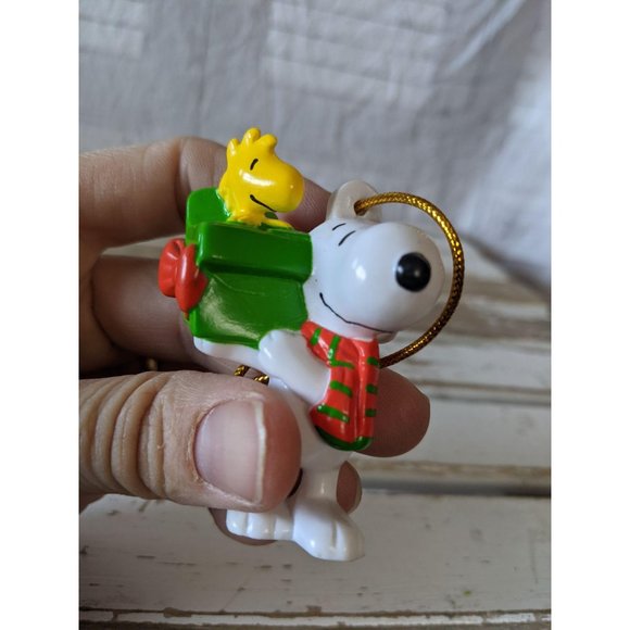 United feature Snoopy Woodstock present green orna - Picture 5 of 6